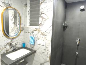 Ένα μπάνιο στο Orraica Stays Neon Hometels +37 φωτογραφίες