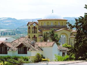 a large yellow building with a dome on top of it at Alice house in Vélon