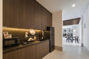 eine Küche mit einer Arbeitsplatte und einer Mikrowelle in der Unterkunft Cove Dra House in Jakarta + 17 Fotos