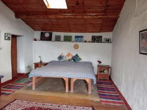 ビムタルにあるKaphal Kanarkha Homestayのベッドルーム1室(ベッド1台付)