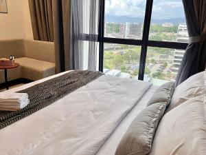 Postel nebo postele na pokoji v ubytování Naina Homestay at Sutera Bay