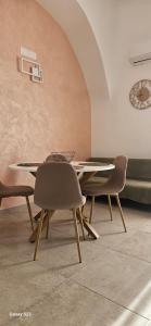 a dining room with a table and two chairs at B&B Poggio dei Mori Appartamento 2 camere nel centro storico con WiFi e aria condizionata in Ruvo di Puglia