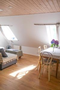 una sala de estar con una mesa y un sofá en Blåbjerg Barn, en Tønder 31 fotos más