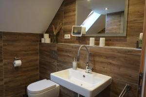 Ένα μπάνιο στο Kleine, gemütliche Dachgeschosswohnung +7 φωτογραφίες
