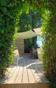 Una terraza de madera con una sombrilla, una mesa y sillas. en Tiny-Pool-Lake, en Viviers-du-Lac 9 fotos más
