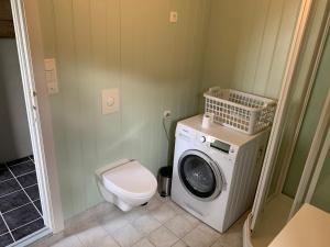 Koupelna v ubytování Flø Feriehus med Badstue + 20 fotografií