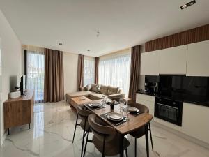 Η κουζίνα ή μικρή κουζίνα στο Luxury Holiday Apt in the Town