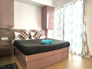 Ένα ή περισσότερα κρεβάτια σε δωμάτιο στο Orraica Stays Neon Hometels