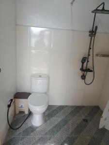 LagudriにあるSeabreeze Bangalowのトイレとシャワー付きのバスルーム