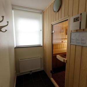 ein kleines Zimmer mit einem Fenster und einer Tür in der Unterkunft Waterresort Bodelaeke Giethoorn in Giethoorn