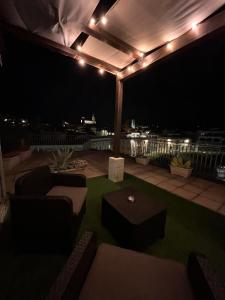 un patio nocturno con luces en el techo en B&B 52cento, en Arezzo 59 fotos más