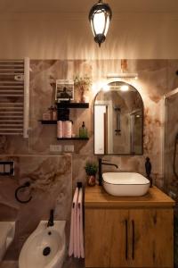 リミニにあるAmazHome - Il Rifugio degli Artistiの洗面台と鏡のあるバスルーム