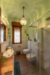 リミニにあるAmazHome - Il Rifugio degli Artistiのバスルーム(洗面台2台、シャワー、トイレ付) +29枚の写真