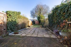 an alley with a fence and a dirt road at Cyrus House in Dartford