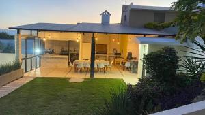 ein Haus mit Küche und Esstisch auf einer Terrasse in der Unterkunft Time Out Vacations in Vidalrstn