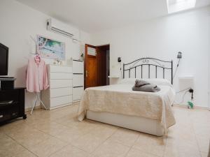 1 dormitorio blanco con 1 cama y vestidor en Ruta del Perenquén by Villas Rivero, en Agüimes
