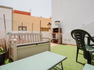 balcón con banco, mesa y silla en Ruta del Perenquén by Villas Rivero, en Agüimes