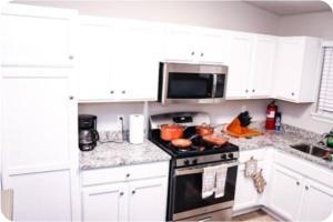 Η κουζίνα ή μικρή κουζίνα στο The Easy Access 2Br2bts kingbed apt with 4 beds sleeps 5