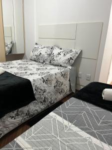 サン・ジョゼ・ドス・カンポスにあるApartamento em frente Shopping Colinasのベッドルーム(ベッド1台、鏡付)