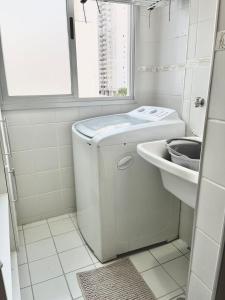 サン・ジョゼ・ドス・カンポスにあるApartamento em frente Shopping Colinasのトイレと洗面台を備えた白いバスルーム