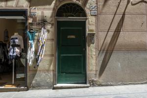 a green door on the side of a building at Il Campanile by Wonderful Italy in Cotulo