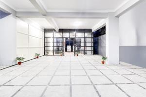 une pièce vide avec des plantes dans un bâtiment dans l'établissement Super Townhouse De Alphabet Kukatpally Near Nexus Mall, à Hyderabad 18 autres photos