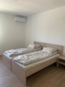 伊利尔斯卡比斯特里察VP sobe的白色客房的两张床和两个枕头