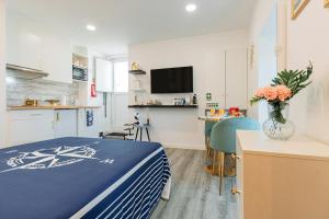 a small room with a bed and a kitchen at Seixal Yachting Bay Studio in Seixal