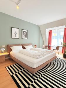 Giường trong phòng chung tại Smart Stayzz