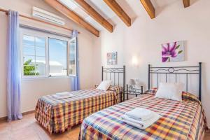 Katil atau katil-katil dalam bilik di Villa Paula casa con estilo Menorquin
