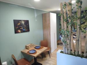 uma sala de jantar com uma mesa e uma planta em Avusa Home em Palermo mais 6 fotografias