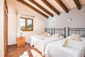 Ένα ή περισσότερα κρεβάτια σε δωμάτιο στο Villa Agora preciosa casa con encanto Menorquin +17 φωτογραφίες