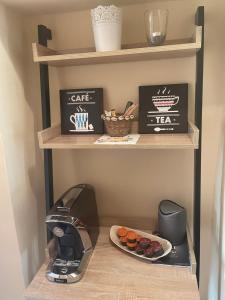 RennauにあるGästehaus Rennauの棚の上に置かれたコーヒーメーカーと食べ物の皿