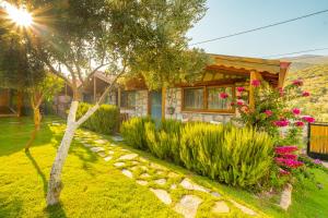 una casa con una pasarela de piedra frente a un patio en Kaş Joy Glamping, en Kas