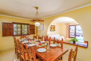 une salle à manger avec une table et des chaises en bois dans l'établissement Villa Speranza by Villa Plus, à Puerto del Carmen