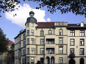 a large building with a dome on top of it at Mercure Hotel Hannover City in Hannover