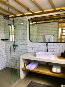 een badkamer met een wastafel en een spiegel bij Villa Lumbung Uluwatu 1 in Uluwatu