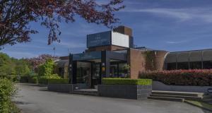 Un edificio con un cartel encima en Hull Humber View Hotel, BW Signature Collection, en Hull