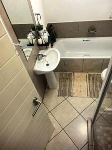 un baño con lavabo y bañera en Tempo #03, en Vosburg