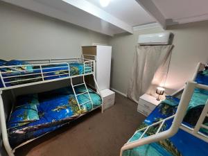 Giường trong phòng chung tại Happy Haven Lodge II Private Double Room for Couple, Cozy Shared Apartment for Female only