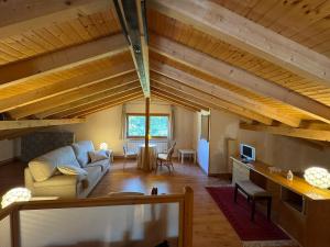 a living room with a couch and a table at Casita Salinas 
