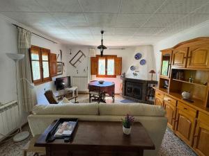 a living room with a couch and a table at Casita Salinas in Salinas de Jaca