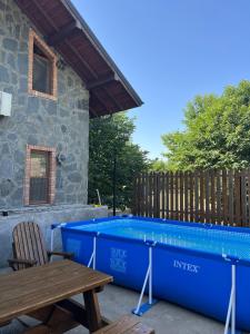 una piscina frente a una casa con mesa de picnic en QahramanoffsChalet, en Gabala