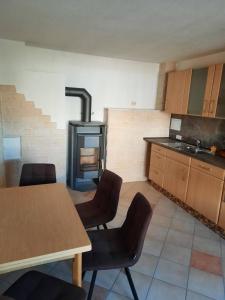 a kitchen with a stove and a table and chairs at Ferienwohnung und Monteure in Lauterbach Hessen 