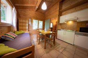 Η κουζίνα ή μικρή κουζίνα στο Les Chalets de la Gazonne