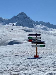 a pile of signs in the snow on a ski slope at Peaceful ground floor apartment in Saint-Gervais-les-Bains
