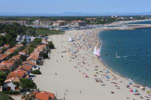 Une plage avec beaucoup de gens dans l'établissement Résidence Mer & Golf Port Argelès, à Argelès-sur-Mer