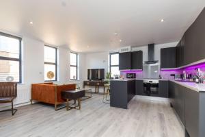 ホーシャムにあるSussex House 20のキッチン(白黒のキャビネット、テーブル付)