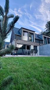 een huis met een gazon ervoor bij Marina Dziwnow Premium Haus in Dziwnów