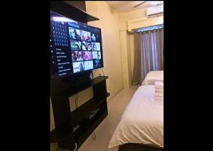 um quarto com uma televisão de ecrã plano numa bancada em Need Place To Stay Wake Up to Breathtaking Taal Views from Your Window I Tagaytay Getaway em Kaybagal